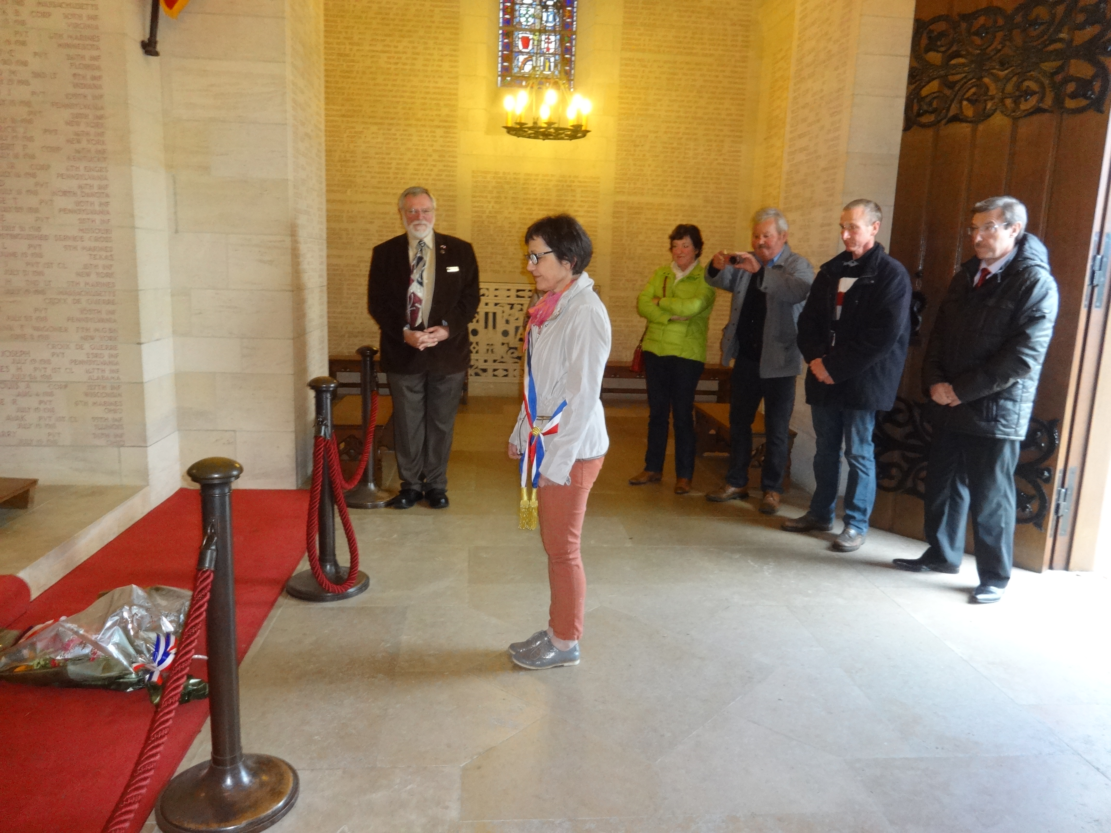 The mayor lays flowers in the chapel at Aisne-Marne American Cemetery. 