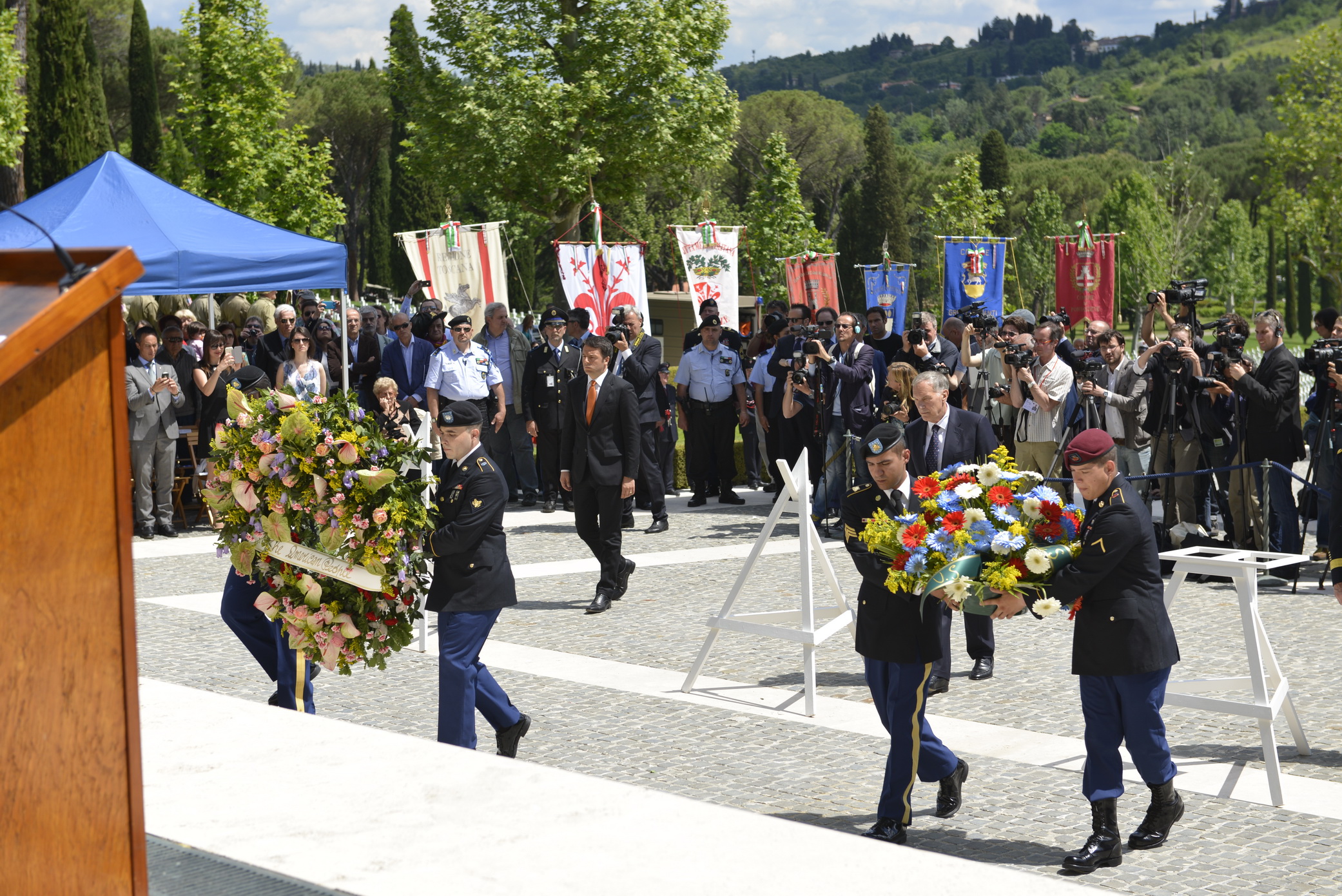 Members of the military assist in the wreath laying. 