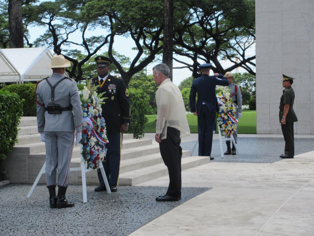 Ambassador Goldberg and Gen. Iriberri lay wreaths during the ceremony. 