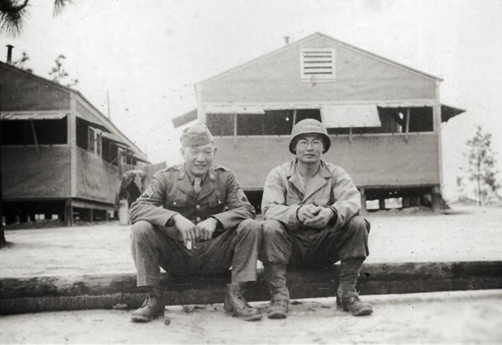 Victor (left) and Johnny Akimoto (right) at Camp Shelby, Mississippi, 1943. Courtesy of the Akimoto Family Collection.