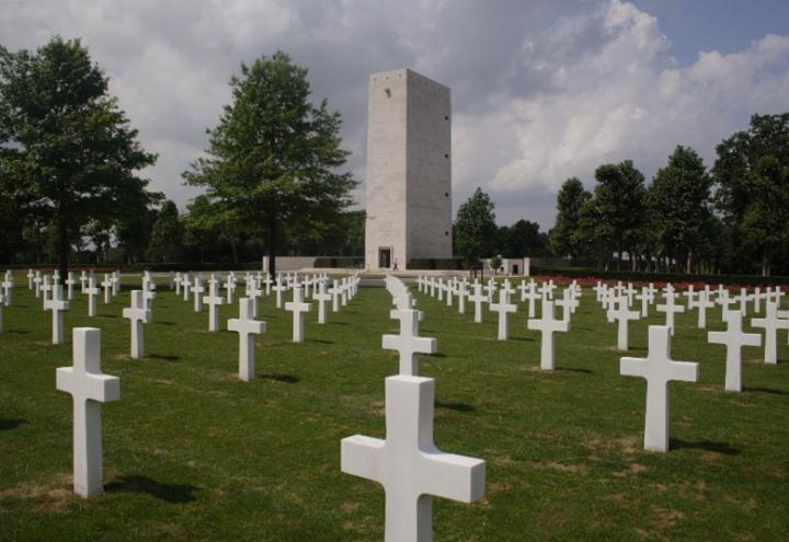 Netherlands American Cemetery. Headstones and the chapel.  Credits: American Battle Monuments Commission – Robert Uth