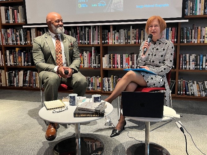 Discussion between Linda Hervieux and American Battle Monuments Commission’s Commissioner Raymond D. Kemp Sr. at the American Library in Paris. Credits: American Battle Monuments Commission