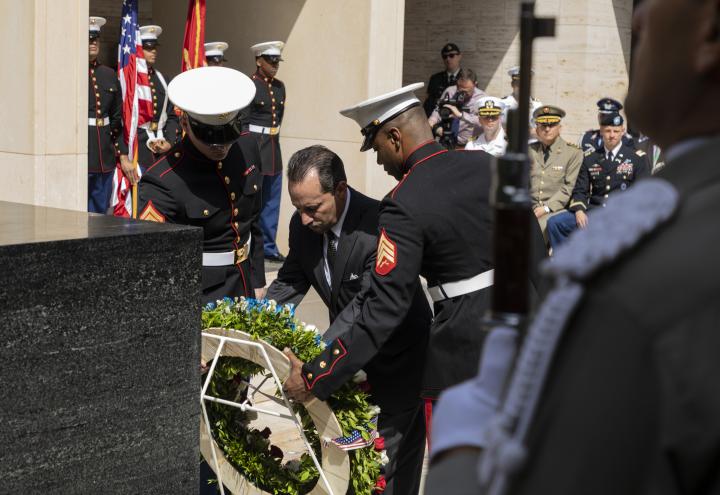 Ambassador Rubinstein lays a wreath during the ceremony. 
