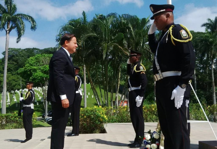 Panamanian President lays a wreath. 