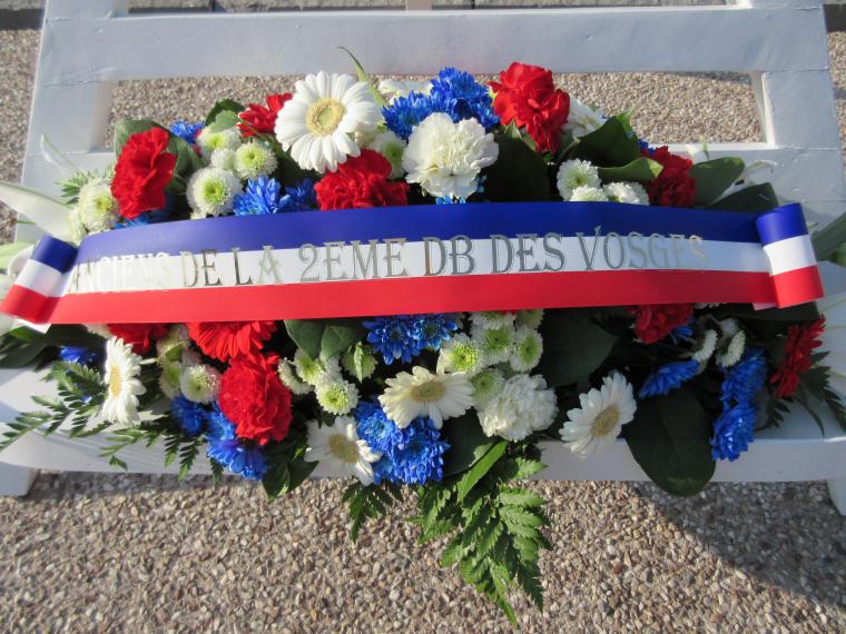 A ribbon in French denotes the wreath is from the 2nd French Armored Division. 