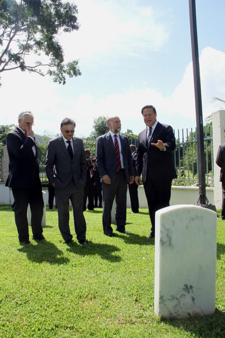 President Varela visits gravesite along with other VIPs.
